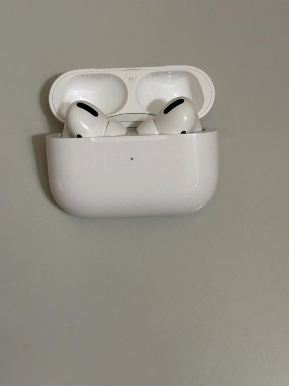 Apple White Wireless Earbuds with Charging Case first generation